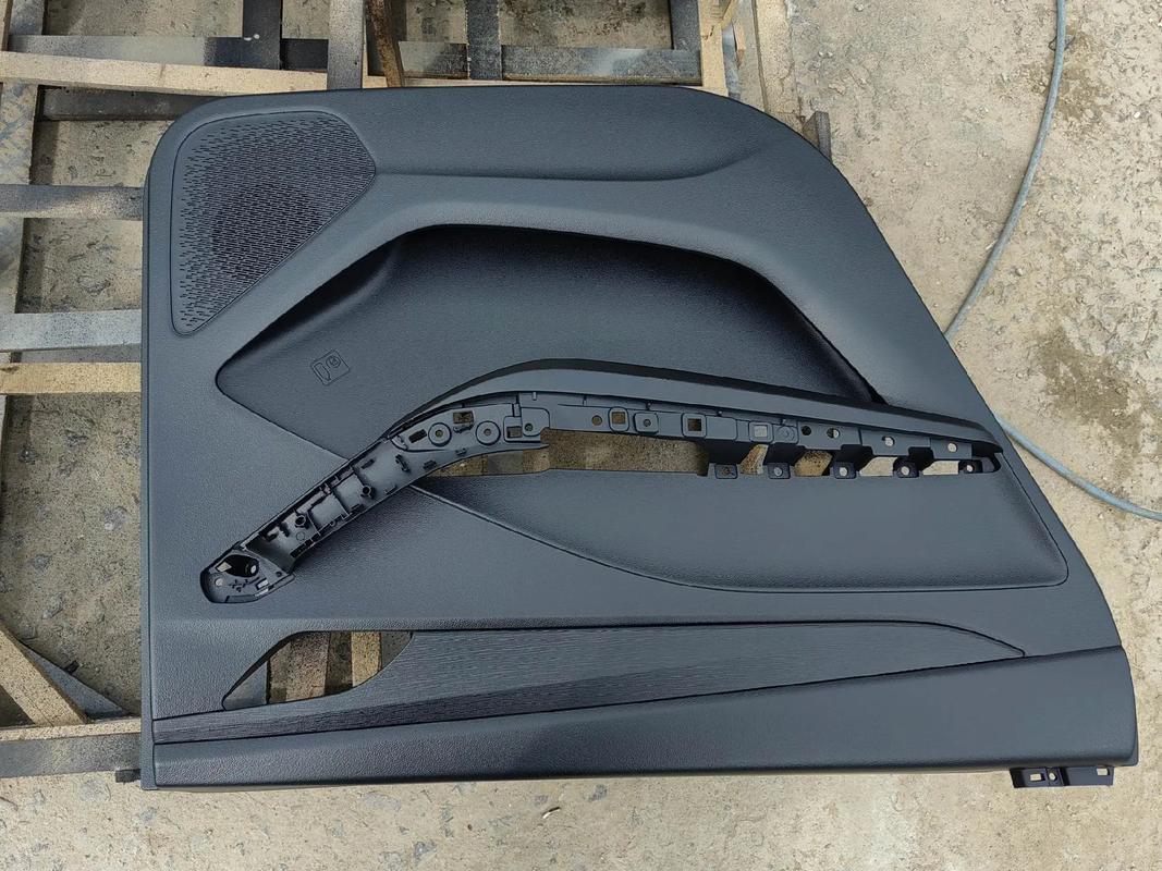 汽車內(nèi)飾板嚴(yán)重劃傷修復(fù)及翻新改色服務(wù)