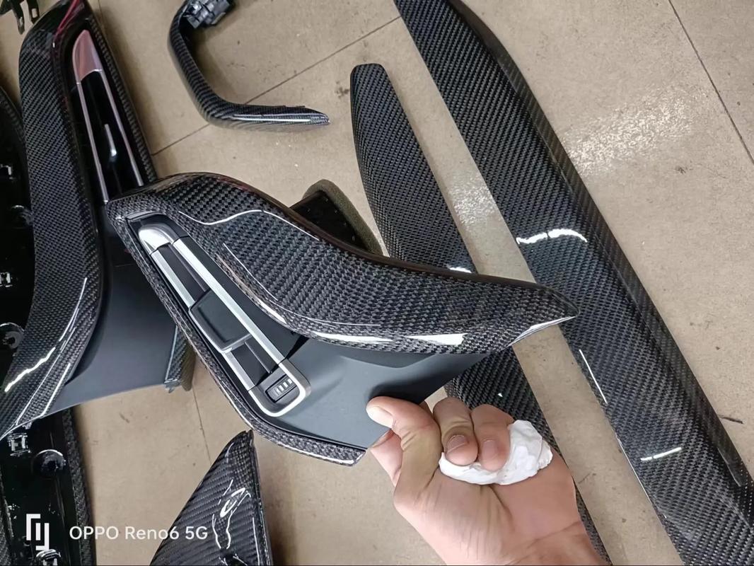 寶馬i8內(nèi)飾件升級碳纖維 科技感與輕量化的完美融合